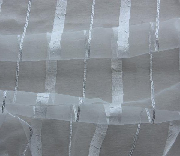 Csillogó fehér csíkos függöny