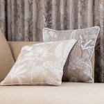 Bézs alapú szövött virágos dekor