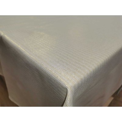 Csillogó arany szállal szőtt asztalterítő