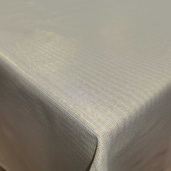 Csillogó arany szállal szőtt asztalterítő