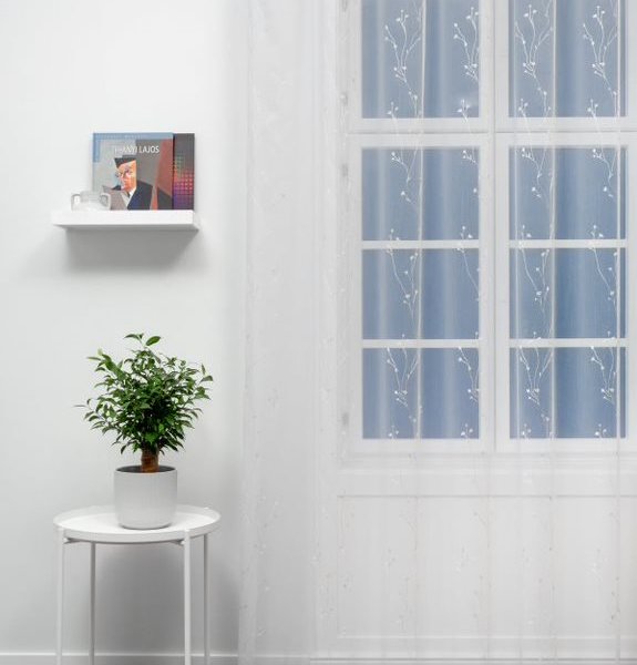 Ecrü virágokkal sorhímzett függöny