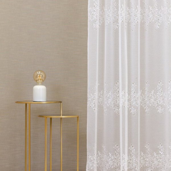 Fehér lyukhímzett leveles függöny