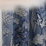 Kék alapú szövött virágos dekor