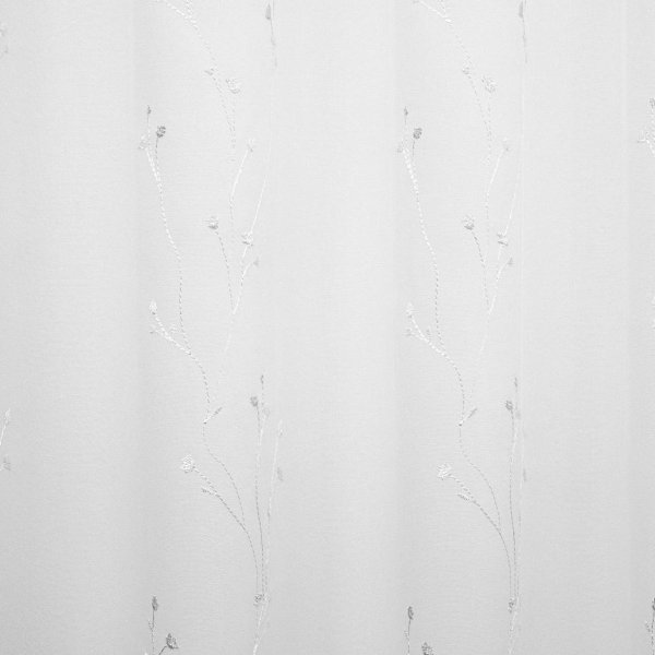 Fehér virágokkal sorhímzett függöny