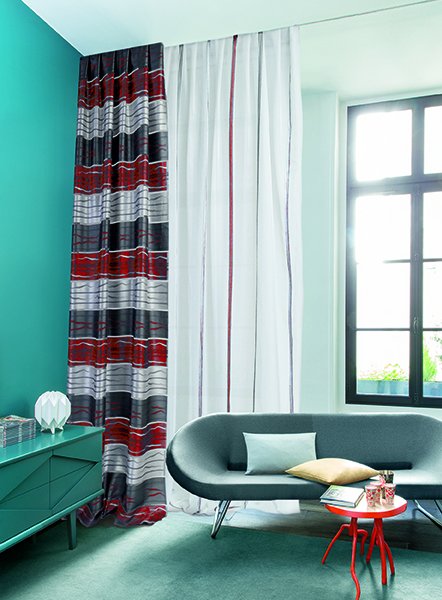 Piros fényes csíkos dekor