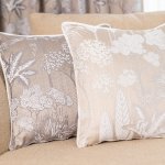 Bézs alapú szövött virágos dekor