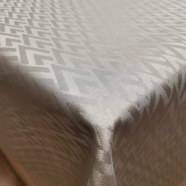 Ezüst cikkcakk-mintás abrosz