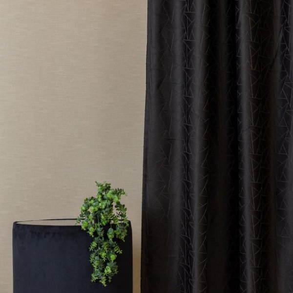 Fekete geometriai mintás dekor