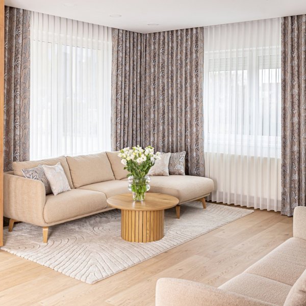 Drapp alapú szövött virágos dekor