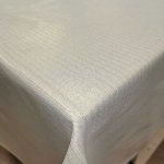 Csillogó arany szállal szőtt asztalterítő