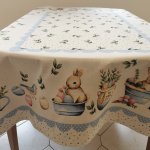 Kék pöttyös nyuszis asztalterítő