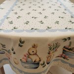 Kék pöttyös nyuszis asztalterítő