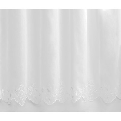 Fehér virágokkal hímzett függöny