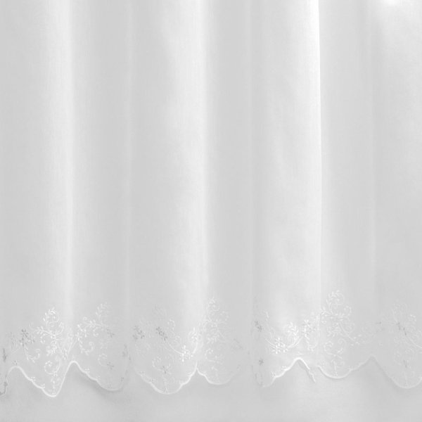 Fehér virágokkal hímzett függöny